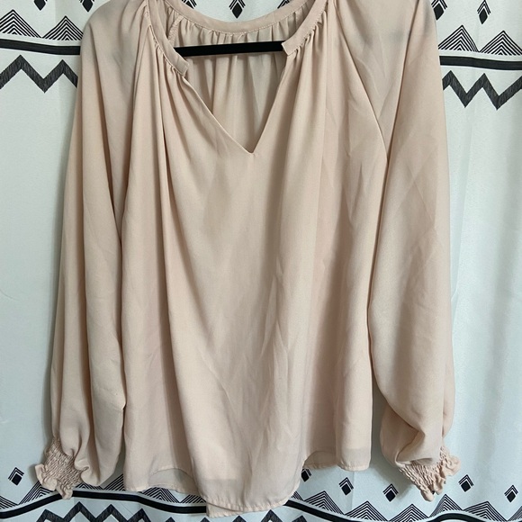 No brand nude colored blouse size M - Picture 2 of 5
